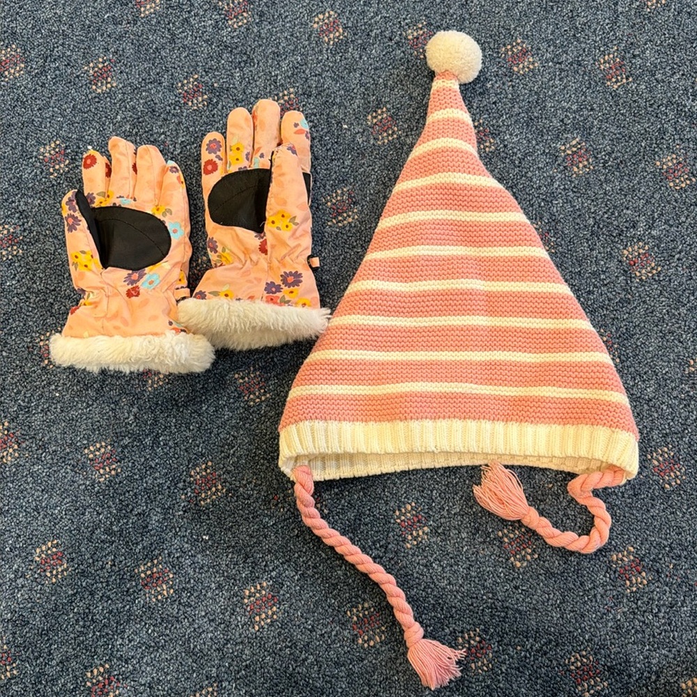 Cute Hanna Andersson elf knit hat and gloves girls